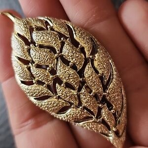 VTG Gold Leaf Brooch Pin - Textured Leaf Design